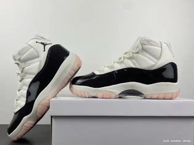 Reps LUCY WMNS AR0715-101 Air 11 Neapolitan Jordan 0620